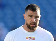 Travis Kelce participa de jogo de futebol americano do ensino médio para apoiar o ex-jogador do Chiefs GettyImages-2245032169 travis kelce no jogo de futebol da escola
