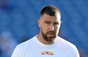 Travis Kelce participa de jogo de futebol americano do ensino médio para apoiar o ex-jogador do Chiefs GettyImages-2245032169 travis kelce no jogo de futebol da escola
