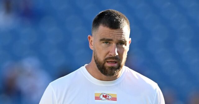 Travis Kelce participa de jogo de futebol americano do ensino GettyImages-2245032169 travis kelce no jogo de futebol da escola