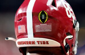 Treinador do Alabama aceita novo emprego antes do jogo em Auburn Alabama Crimson Tide player's helmet