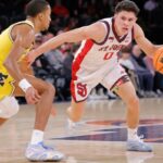 O guarda do St. John's Red Storm, Dylan Darling (0), dirige pelo lado de fora durante o primeiro tempo, quando o St. John's Red Storm jogou contra o Michigan Wolverines no sábado, 25 de outubro de 2025, no Madison Square Garden em Manhattan, NY.