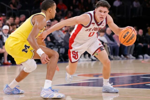 O guarda do St. John's Red Storm, Dylan Darling (0), dirige pelo lado de fora durante o primeiro tempo, quando o St. John's Red Storm jogou contra o Michigan Wolverines no sábado, 25 de outubro de 2025, no Madison Square Garden em Manhattan, NY.