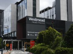 Três pedestres levados às pressas para o hospital após acidente de carro no oeste de Sydney Três pedestres levados às pressas para o hospital após acidente de carro no oeste de Sydney