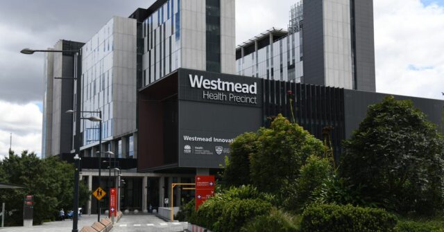 Três pedestres levados às pressas para o hospital após acidente Três pedestres levados às pressas para o hospital após acidente de carro no oeste de Sydney