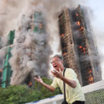 Wong, um homem de 71 anos, foi fotografado chorando do lado de fora do prédio em chamas, alegando que sua esposa estava presa lá dentro. / Crédito: Reuters