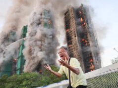 Três presos em incêndio que matou pelo menos 44 em complexo de arranha-céus de Hong Kong Wong, um homem de 71 anos, foi fotografado chorando do lado de fora do prédio em chamas, alegando que sua esposa estava presa lá dentro. / Crédito: Reuters