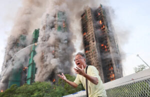 Três presos em incêndio que matou pelo menos 44 em complexo de arranha-céus de Hong Kong Wong, um homem de 71 anos, foi fotografado chorando do lado de fora do prédio em chamas, alegando que sua esposa estava presa lá dentro. / Crédito: Reuters
