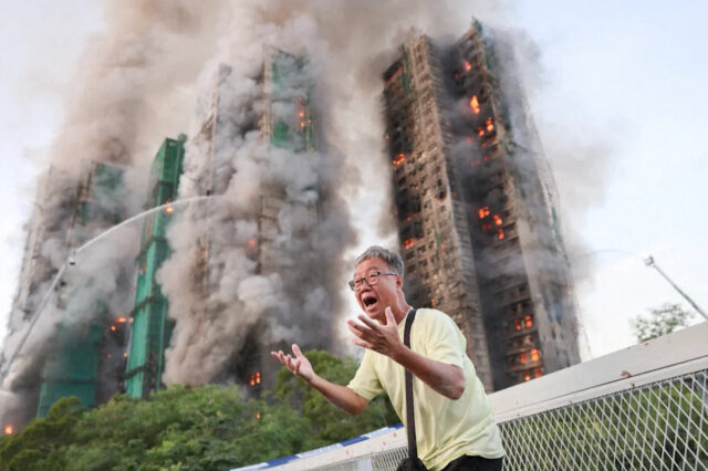Três presos em incêndio que matou pelo menos 44 em Wong, um homem de 71 anos, foi fotografado chorando do lado de fora do prédio em chamas, alegando que sua esposa estava presa lá dentro. / Crédito: Reuters