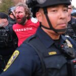 Manifestantes enfrentam a polícia do lado de fora de um