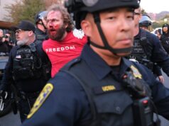 Três presos no evento UC Berkeley Turning Point USA Manifestantes enfrentam a polícia do lado de fora de um