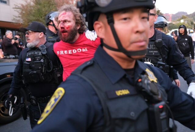 Manifestantes enfrentam a polícia do lado de fora de um 