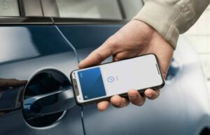 Toyota supostamente trabalhando no suporte de chave de carro na Apple Wallet A Apple enfrenta três barreiras para uma adoção mais ampla do Car Key | Chave do carro é vista abrindo um BMW