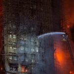 Treze mortos, mais ainda presos enquanto prédios de apartamentos pegam fogo