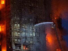 Treze mortos, mais ainda presos enquanto prédios de apartamentos pegam fogo Treze mortos, mais ainda presos enquanto prédios de apartamentos pegam fogo