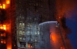 Treze mortos, mais ainda presos enquanto prédios de apartamentos pegam fogo Treze mortos, mais ainda presos enquanto prédios de apartamentos pegam fogo