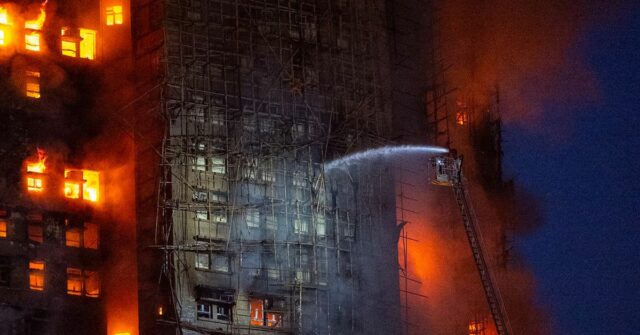 Treze mortos, mais ainda presos enquanto prédios de apartamentos pegam fogo
