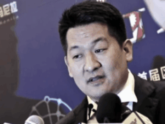 Tribunal tailandês ordena que chefão do jogo seja extraditado para a China em meio a uma longa batalha legal O tribunal tailandês ordena que o chefão do jogo seja extraditado para a China em meio a uma longa batalha legal. She Zhijiang de terno fala em vários microfones durante um evento de imprensa, em frente a um fundo azul com texto e gráficos.