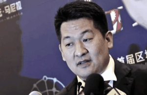 Tribunal tailandês ordena que chefão do jogo seja extraditado para a China em meio a uma longa batalha legal O tribunal tailandês ordena que o chefão do jogo seja extraditado para a China em meio a uma longa batalha legal. She Zhijiang de terno fala em vários microfones durante um evento de imprensa, em frente a um fundo azul com texto e gráficos.