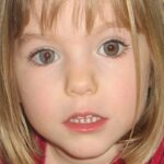 O advogado Friedrich Fuelscher sai de uma prisão alemã em um carro preto que transportava Christian B., suspeito do desaparecimento da criança britânica Madeleine McCann em 2007, que está sentado no banco de trás atrás de vidros escuros (AP)