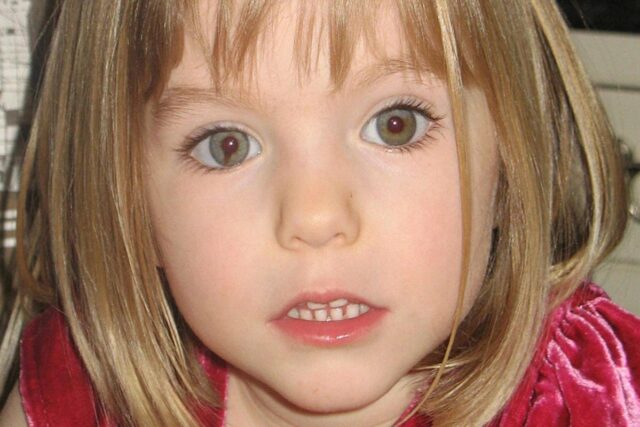 O advogado Friedrich Fuelscher sai de uma prisão alemã em um carro preto que transportava Christian B., suspeito do desaparecimento da criança britânica Madeleine McCann em 2007, que está sentado no banco de trás atrás de vidros escuros (AP)