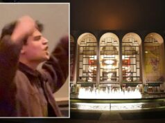 Trio interrompe o Met Opera de Nova York em protesto selvagem antifascismo contra o ‘mundo da arte’ Trio interrompe o Met Opera de Nova York em protesto selvagem antifascismo contra o 'mundo da arte'