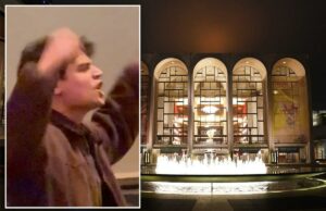 Trio interrompe o Met Opera de Nova York em protesto selvagem antifascismo contra o ‘mundo da arte’ Trio interrompe o Met Opera de Nova York em protesto selvagem antifascismo contra o 'mundo da arte'
