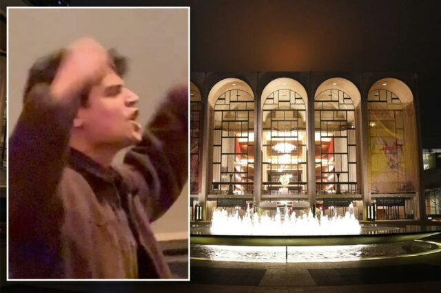Trio interrompe o Met Opera de Nova York em protesto selvagem antifascismo contra o 'mundo da arte'
