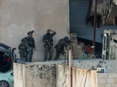 Tropas israelenses matam dois palestinos em Jenin enquanto tentam se render Palestinos evacuam suas casas durante um ataque do exército israelense ao campo de refugiados de Jenin, na Cisjordânia ocupada, em 27 de novembro de 2025.