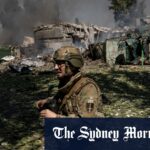 Um militar da 3ª brigada da Guarda Nacional Ucraniana, Spartan, prepara um UAV Penguin para voar perto da linha de frente em Pokrovsk no início deste ano.