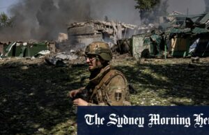 Tropas ucranianas lutam para manter cidade importante enquanto Moscou diz que a pinça está fechando Um militar da 3ª brigada da Guarda Nacional Ucraniana, Spartan, prepara um UAV Penguin para voar perto da linha de frente em Pokrovsk no início deste ano.