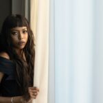 True Whitaker não tem medo de interpretar um bebê nepo (ou falar élfico) em ‘I Love LA’