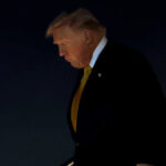 Donald Trump chega ao Aeroporto Internacional de Palm Beach em 7 de novembro de 2025. / Tasos Katopodis / Getty Images