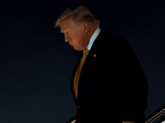 Trump, 79, entra na limusine depois de navegar com sucesso pelas etapas do Air Force One Donald Trump chega ao Aeroporto Internacional de Palm Beach em 7 de novembro de 2025. / Tasos Katopodis / Getty Images