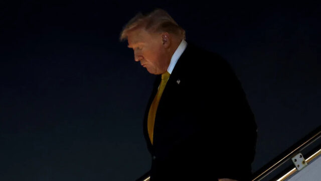 Trump, 79, entra na limusine depois de navegar com sucesso Donald Trump chega ao Aeroporto Internacional de Palm Beach em 7 de novembro de 2025. / Tasos Katopodis / Getty Images