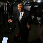 Donald Trump falando à imprensa na pista do Aeroporto Internacional de Palm Beach no domingo à noite, enquanto o presidente anunciava que estava apoiando a divulgação dos arquivos de Epstein