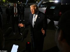 Trump admite derrota nos arquivos de Epstein ao ordenar que o Partido Republicano vote na liberação de TODOS os materiais, alegando que não há “nada a esconder” Donald Trump falando à imprensa na pista do Aeroporto Internacional de Palm Beach no domingo à noite, enquanto o presidente anunciava que estava apoiando a divulgação dos arquivos de Epstein