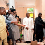 Trump adverte que militares dos EUA 'podem muito bem' entrar na Nigéria 'com armas em chamas' por causa do assassinato de cristãos