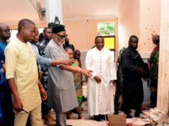 Trump adverte que militares dos EUA ‘podem muito bem’ entrar na Nigéria ‘com armas em chamas’ por causa do assassinato de cristãos Trump adverte que militares dos EUA 'podem muito bem' entrar na Nigéria 'com armas em chamas' por causa do assassinato de cristãos