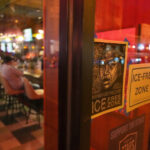 O governador JB Pritzker fala à mídia em uma entrevista coletiva em Chicago, segunda-feira, 6 de outubro de 2025. (AP Photo/Nam Y. Huh)