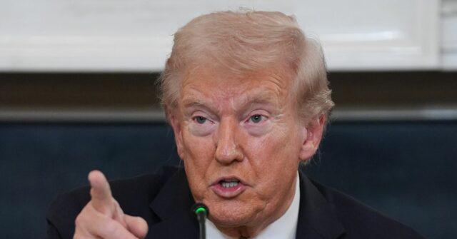 O presidente Donald Trump responde a perguntas de repórteres durante uma mesa redonda sobre cartéis criminosos no State Dining Room da Casa Branca, quinta-feira, 23 de outubro de 2025, em Washington. (Foto AP/Evan Vucci)