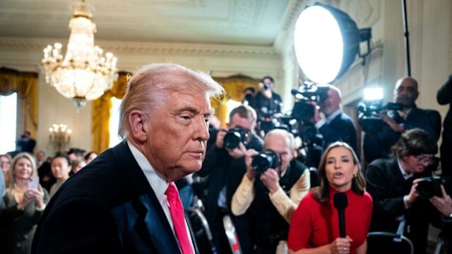 Trump ameaça investigação criminal sobre ligações de Epstein com Clinton Donald Trump e Jeffrey Epstein eram amigos na década de 1990, mas depois se separaram.