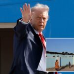 Pessoas passam por casas incendiadas após um ataque do Boko Haram em Darul Jamal, na Nigéria.