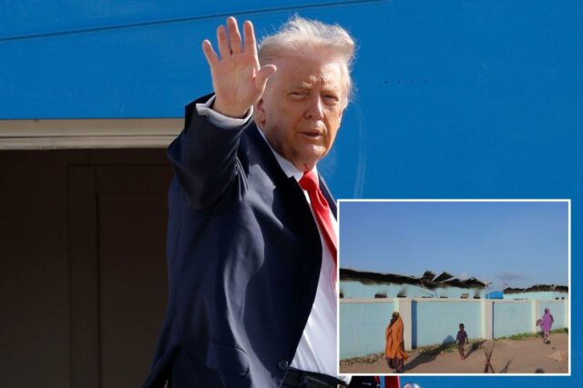 Pessoas passam por casas incendiadas após um ataque do Boko Haram em Darul Jamal, na Nigéria.