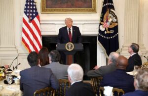 Trump assume o controle da estratégia eleitoral dos republicanos para 2026 com sua presidência em jogo Yahoo news home