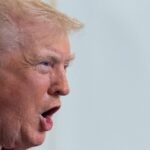 O presidente dos EUA, Donald Trump, mostra uma foto impressa durante uma ligação com militares de sua residência em Mar-a-Lago, em Palm Beach, Flórida, em 27 de novembro de 2025, durante o feriado de Ação de Graças. O presidente dos EUA, Donald Trump, disse na quinta-feira que Sarah Beckstrom, um dos dois soldados da Guarda Nacional baleados um dia antes perto da Casa Branca, havia morrido, enquanto o outro soldado estava