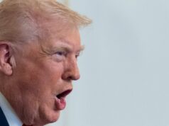 Trump ataca outra repórter com ataque pessoal incrivelmente ‘estúpido’ O presidente dos EUA, Donald Trump, mostra uma foto impressa durante uma ligação com militares de sua residência em Mar-a-Lago, em Palm Beach, Flórida, em 27 de novembro de 2025, durante o feriado de Ação de Graças. O presidente dos EUA, Donald Trump, disse na quinta-feira que Sarah Beckstrom, um dos dois soldados da Guarda Nacional baleados um dia antes perto da Casa Branca, havia morrido, enquanto o outro soldado estava