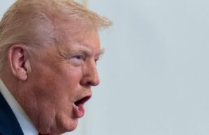 Trump ataca outra repórter com ataque pessoal incrivelmente ‘estúpido’ O presidente dos EUA, Donald Trump, mostra uma foto impressa durante uma ligação com militares de sua residência em Mar-a-Lago, em Palm Beach, Flórida, em 27 de novembro de 2025, durante o feriado de Ação de Graças. O presidente dos EUA, Donald Trump, disse na quinta-feira que Sarah Beckstrom, um dos dois soldados da Guarda Nacional baleados um dia antes perto da Casa Branca, havia morrido, enquanto o outro soldado estava