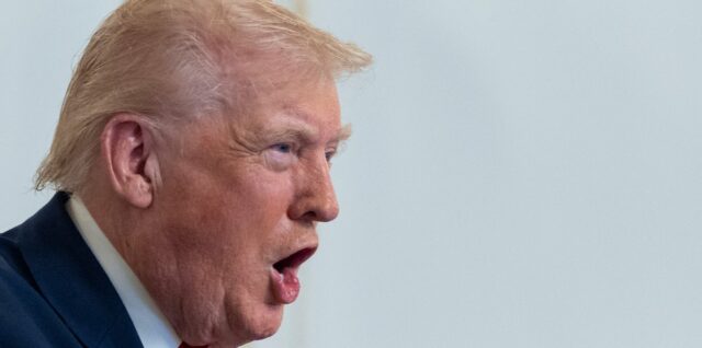 O presidente dos EUA, Donald Trump, mostra uma foto impressa durante uma ligação com militares de sua residência em Mar-a-Lago, em Palm Beach, Flórida, em 27 de novembro de 2025, durante o feriado de Ação de Graças. O presidente dos EUA, Donald Trump, disse na quinta-feira que Sarah Beckstrom, um dos dois soldados da Guarda Nacional baleados um dia antes perto da Casa Branca, havia morrido, enquanto o outro soldado estava 