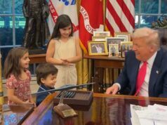 Trump compartilha momento adorável com crianças visitando o Salão Oval: ‘Meu nome é Donald’ O presidente Donald Trump cumprimenta os netos da jornalista Salena Zito no Salão Oval.