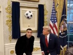 Trump compartilha vídeo bizarro gerado por IA jogando futebol com Ronaldo no Salão Oval Donald Trump acompanhou o encontro com Ronaldo postando um vídeo de IA deles jogando futebol